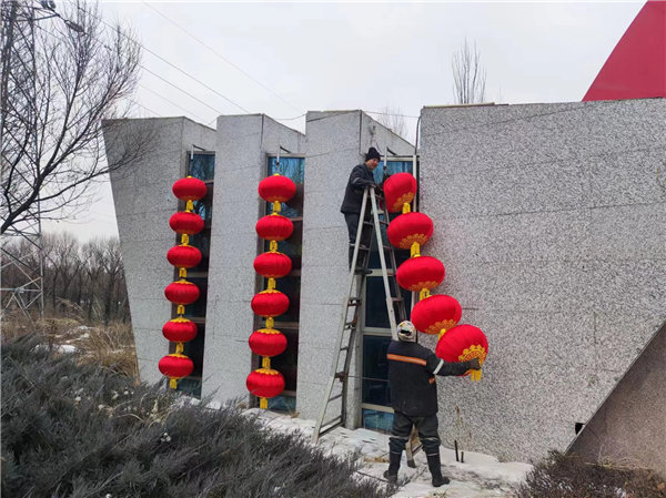 同發(fā)東周窯煤業(yè)公司：掛燈籠貼春聯(lián)張燈結(jié)彩過大年 (4)