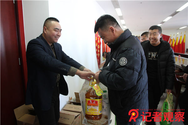 同發(fā)東周窯煤業(yè)公司黨委節(jié)前傾情慰問(wèn)困難黨員 (4)