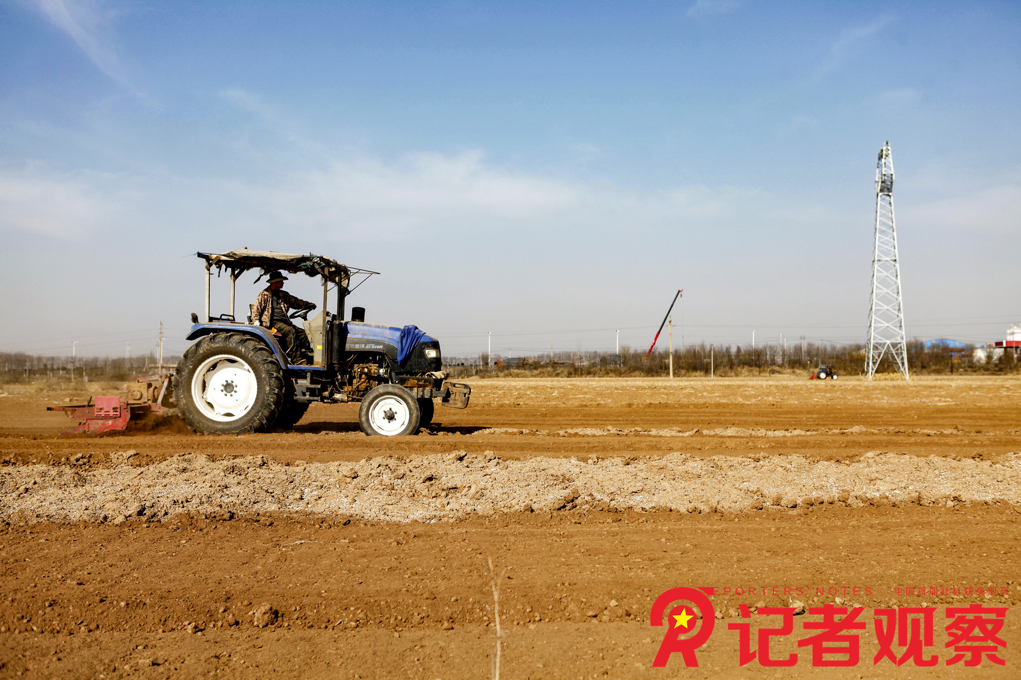 2024年3月21日，在山西省臨汾市襄汾縣新城鎮(zhèn)趙曲村,，農(nóng)民利用農(nóng)業(yè)機械對土地進行深松作業(yè),。