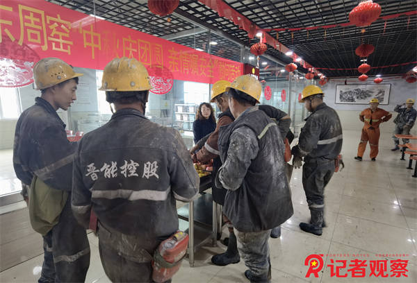 同發(fā)東周窯煤業(yè)公司開展“中秋慶團圓  親情囑安全”慰問活動    (6)