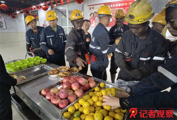同發(fā)東周窯煤業(yè)公司開展“中秋慶團圓  親情囑安全”慰問活動    (9)