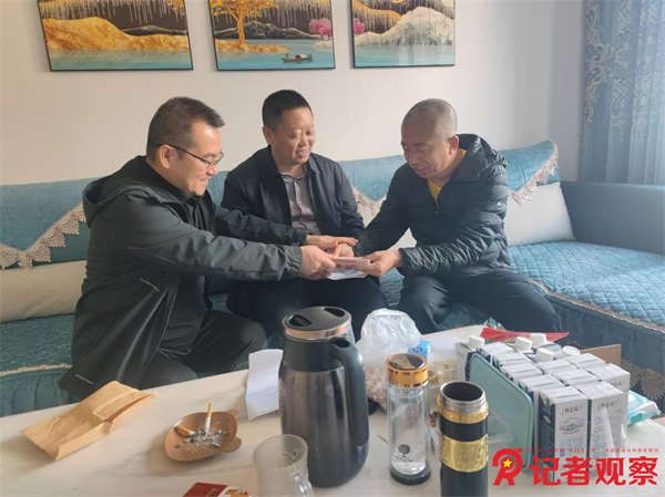 同發(fā)東周窯煤業(yè)公司膠輪車隊(duì)工友募捐善款情深獻(xiàn)愛心 (1)