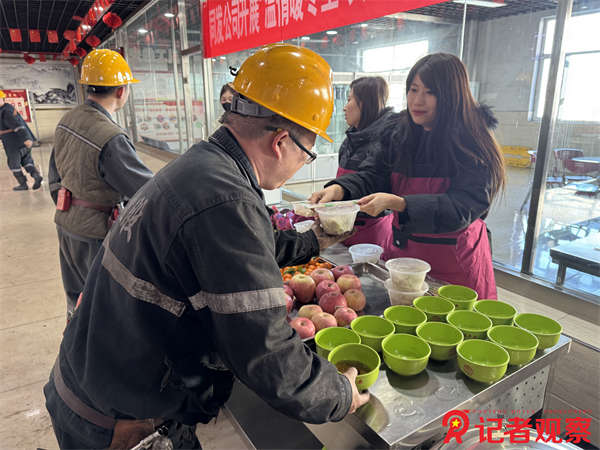同發(fā)東周窯煤業(yè)公司開展“溫情暖冬至 真情筑平安”井口慰問活動(dòng) (6)