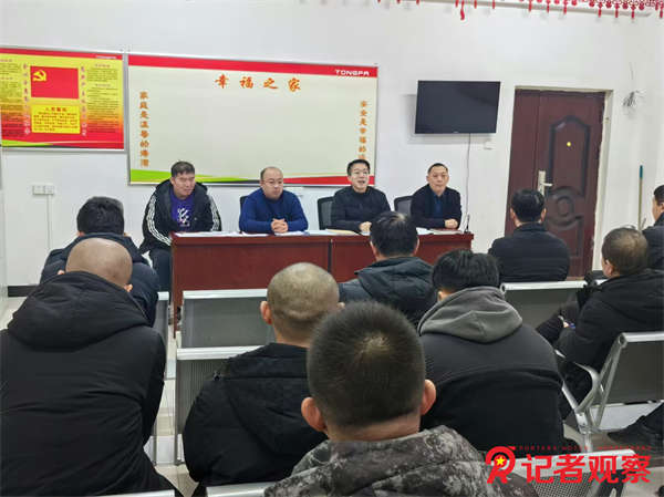 圖為該公司班子成員在區(qū)隊(duì)傳達(dá)安全會(huì)議精神 (1)