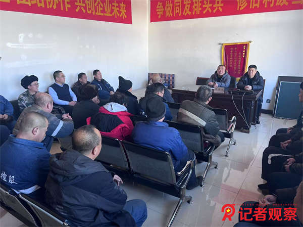 圖為該公司班子成員在區(qū)隊(duì)傳達(dá)安全會(huì)議精神 (2)